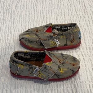 TOMS Kids Grey Canvas Slip-On Sneakers Giraffe Print Size T 9